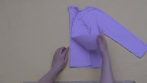 Складываем водолазку вертикально