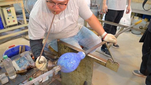Amazing Glass Blowing Vase Manufacturing Process / 手工吹製玻璃 - Taiwan Glass Craftsman смотреть онлайн