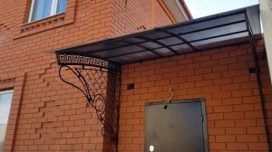 Красивый козырёк над входной дверью