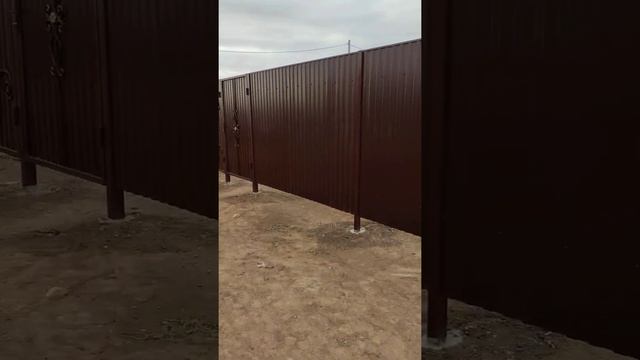 Забор профлист шоколад,с выделенными столбами распашные ворота,калитка,с ковкой. смотреть онлайн