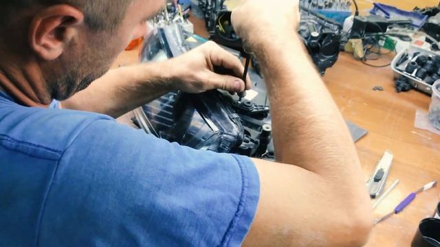 Установка ремкомплекта, полировка стекла и восстановление корпуса  фары на Skoda Octavia A7