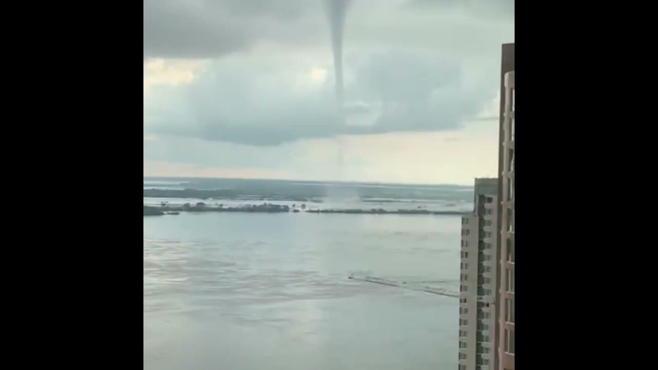 Гигантский смерч над Амуром в Хабаровске. Tornado