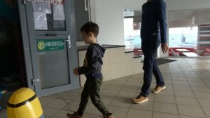 Миньоны на прогулке и подушка пердушка Прикол Катя гуляет с миньоном на детской