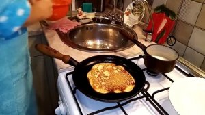 Готовим блины на новой сковородке.