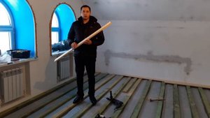 Установка деревянного пола из кедра.