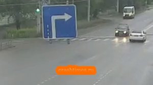 В Омске маршрутка сбила пешехода, который вышел на переход на красный свет