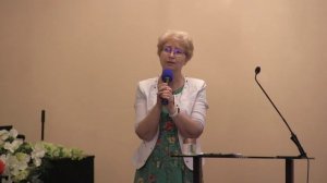 "Солнца луч цветы в бутонах будит"