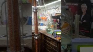 Ректификационная колонна на стеклянных царгах с барботажем.