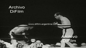 Archie Moore le gana por Knock-Out a Bobo Olson 1955