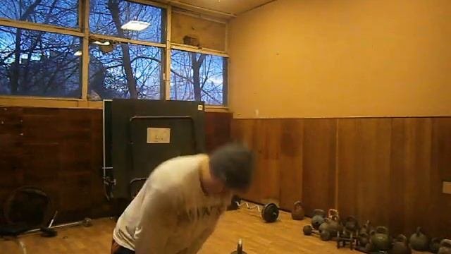 Мощное упражнение: махи с тяжелой гирей