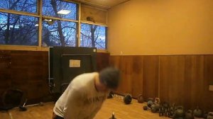 Мощное упражнение: махи с тяжелой гирей