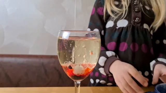 ВОЛШЕБНАЯ ЛАВОВАЯ ЛАМПА в домашних условиях. ЭКСПЕРИМЕНТ ШОУ. Как сделать лавовую лампу?! ЛАВА-ЛАМП