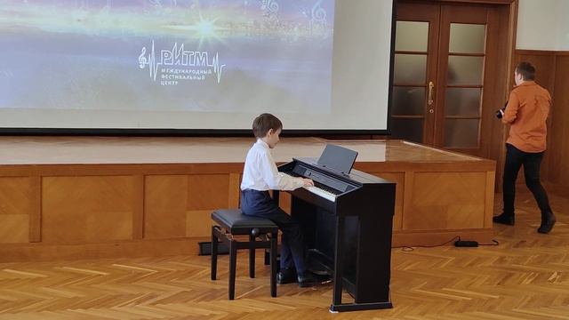 Р. Шуман "Фантастический танец" смотреть онлайн