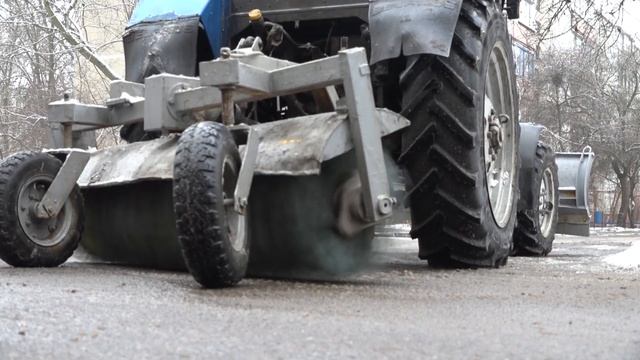 «В снежные дни работаем в две смены». Как столичные коммунальщики убирают дворы зимой смотреть онлайн