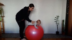 Гимнастика на фитболе для грудничка. Ребенка 3, 4 месяцев.