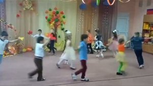 Вход на осенний праздник на песню Людмилы Горцуевой "Самый нежный вальс"