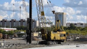 Кран RDK-250 с копровой установкой. Забивка сваи.