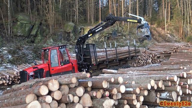 4K| Komatsu 875 Forwarder Unloading Timber