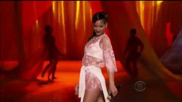 Рианна круто прошлась по подиуму и шокировала публику смотреть онлайн