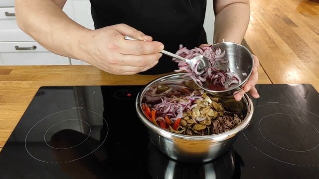 Салаты к праздничному столу. Салат Мужской с говядиной. Салат Ролл с семгой. Овощной микс-салат.