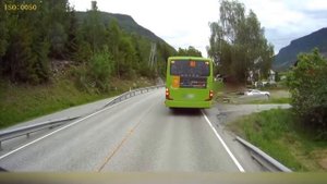 Полное видео! Фура успела затормозить. Ребёнок жив. Норвегия. 2017.