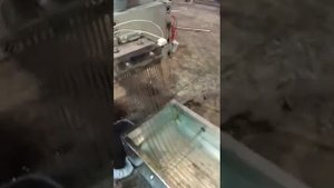 Гранулятор для переработки твердых отходов пластика SJ 125 H в работе на дорожном блоке ПНД