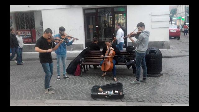 Вуличні музиканти грають кавери на три скрипки і віолончель, Львів 4 смотреть онлайн