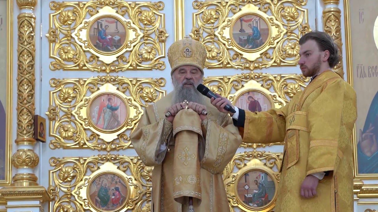 Божественная литургия в Смольном соборе