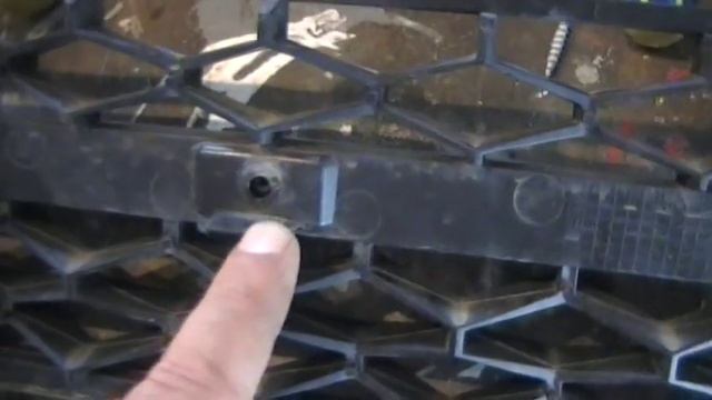 Lada Vesta. Установка нижней сетки на решетку радиатора. смотреть онлайн