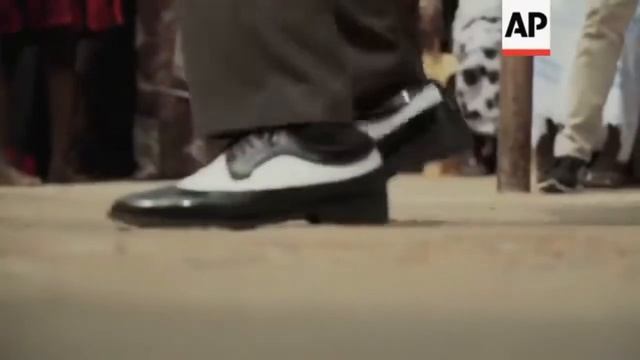 Весёлые Похороны / Оригинал версия / Африканцы танцуют с гробом смотреть онлайн