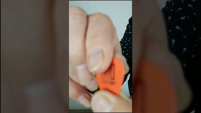 Как играть МЕДИАТОРОМ на акустической гитаре #short #гитара #уроки