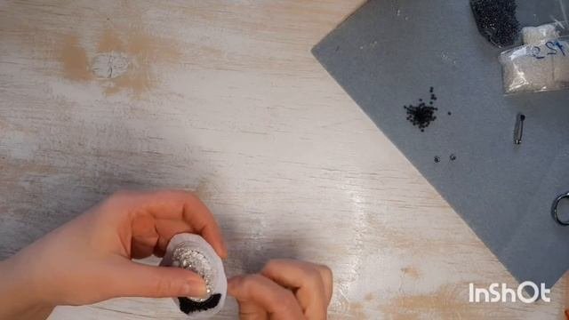 Две броши по одному шаблону,  как пришить трунцал, тыльная сторона броши, обработка края броши