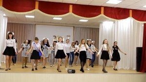 Танец выпускниц на последнем звонке