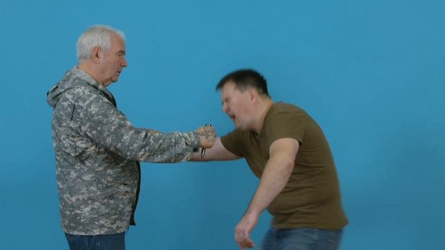 Карманная защита фонариком, ключом, телефоном. смотреть онлайн