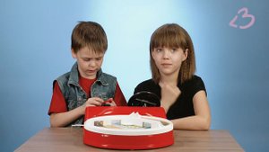 Дети впервые играют в игру «За рулем» 1988 года