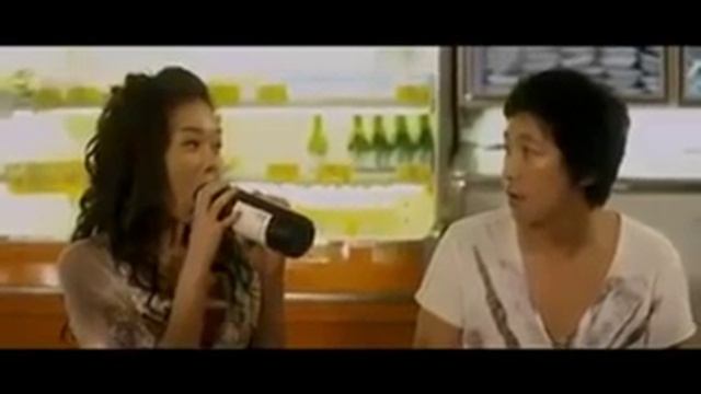 Китоянка умело РТОМ открывает бутылку вина смотреть онлайн