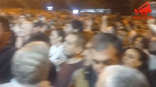 Протестующие в Ереване начали ломать ворота парламента