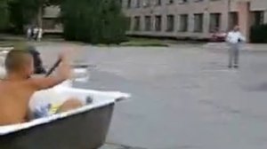 Парни едут в ванной