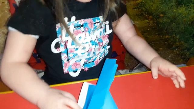 Яна делает поделку ко дню матери смотреть онлайн