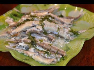 Мойва тушеная в сметане на сковороде / Самый вкусный рецепт приготовления мойвы.