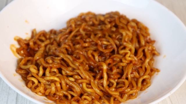 ВЕЛИКОЕ КУЛИНАРНОЕ ПУТЕШЕСТВИЕ!!! Оcтрые перцы пробуют лапшу со вкусо томатной пасты от Samyang. смотреть онлайн