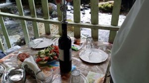 В ГРУЗИИ ОТДЫХАЕШЬ ДУШОЙ И ТЕЛОМ - РЕСТОРАН НА РЕКЕ ЧАРНАЛИ (форелевая ферма, горная река)