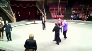 Пьяный мужик в цирке опозорил себя и снял юбку с жены