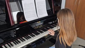 Марианна разучивает новую пьеску, самоподготовка, 20 апреля 2024г, 21й день знакомства с ксилофоном.