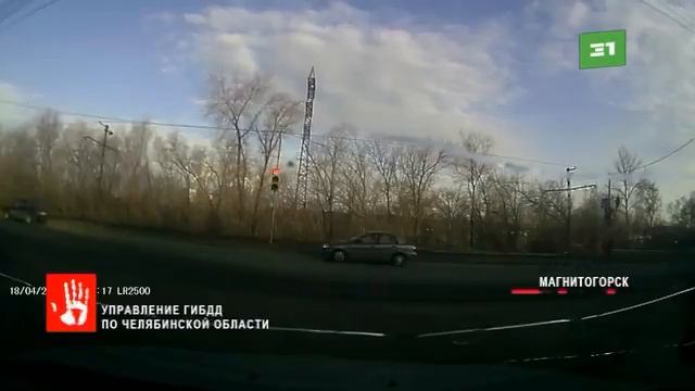 Мужчина, который влетел в трамвай, ехал на «зеленый» смотреть онлайн