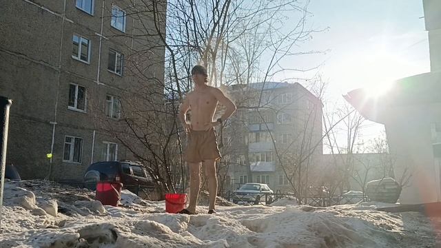 Канистра от масла вместо стойки. Обливание холодной водой. Закаливание. смотреть онлайн