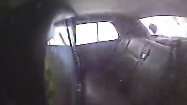 МУЖИК ВЫЛЕТЕЛ ИЗ ПОЛИЦЕЙСКОЙ МАШИНЫ смотреть онлайн