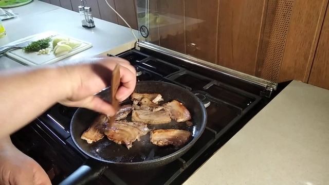 жареное сало с луком смотреть онлайн
