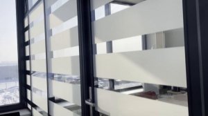 Установка маятниковых двустворчатых дверей и перегородок из стекла с матовыми поперечными полосками