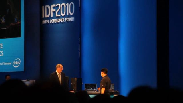 Starcraft 2 on Sandy Bridge Notebook at IDF 2010 смотреть онлайн